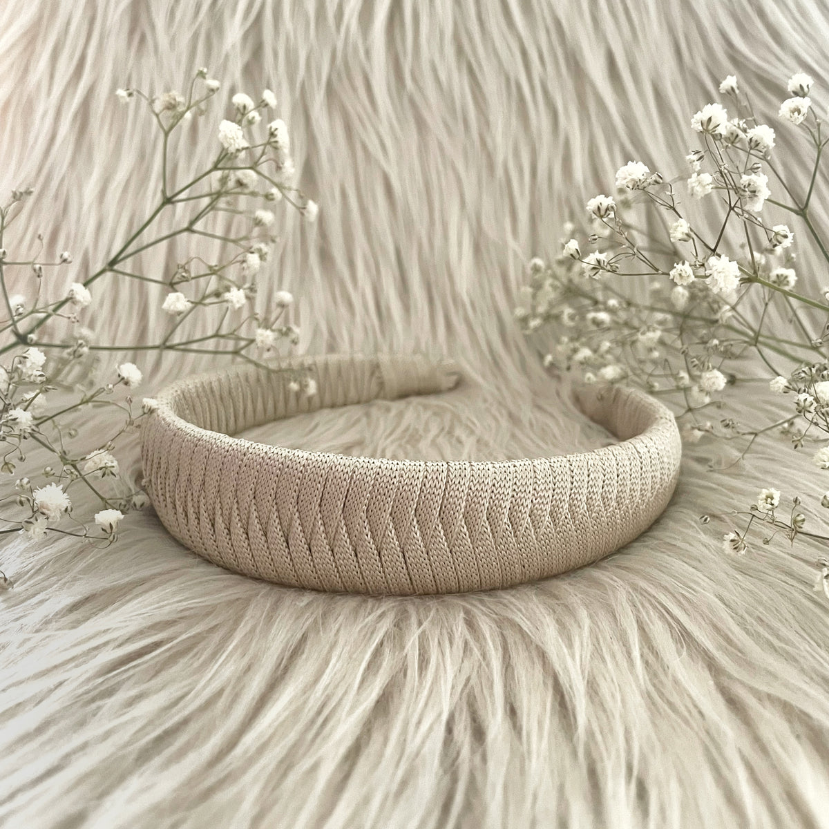 Leveä beige hiuspanta