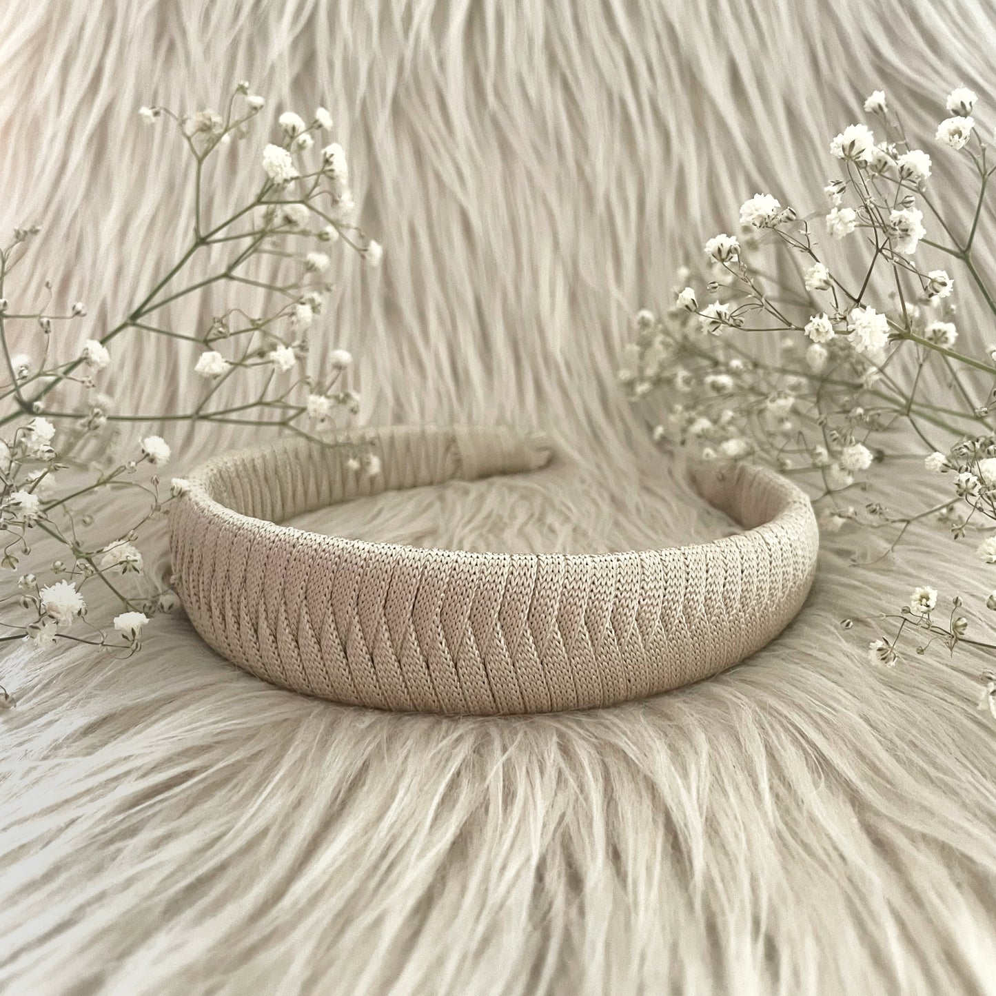 Leveä beige hiuspanta