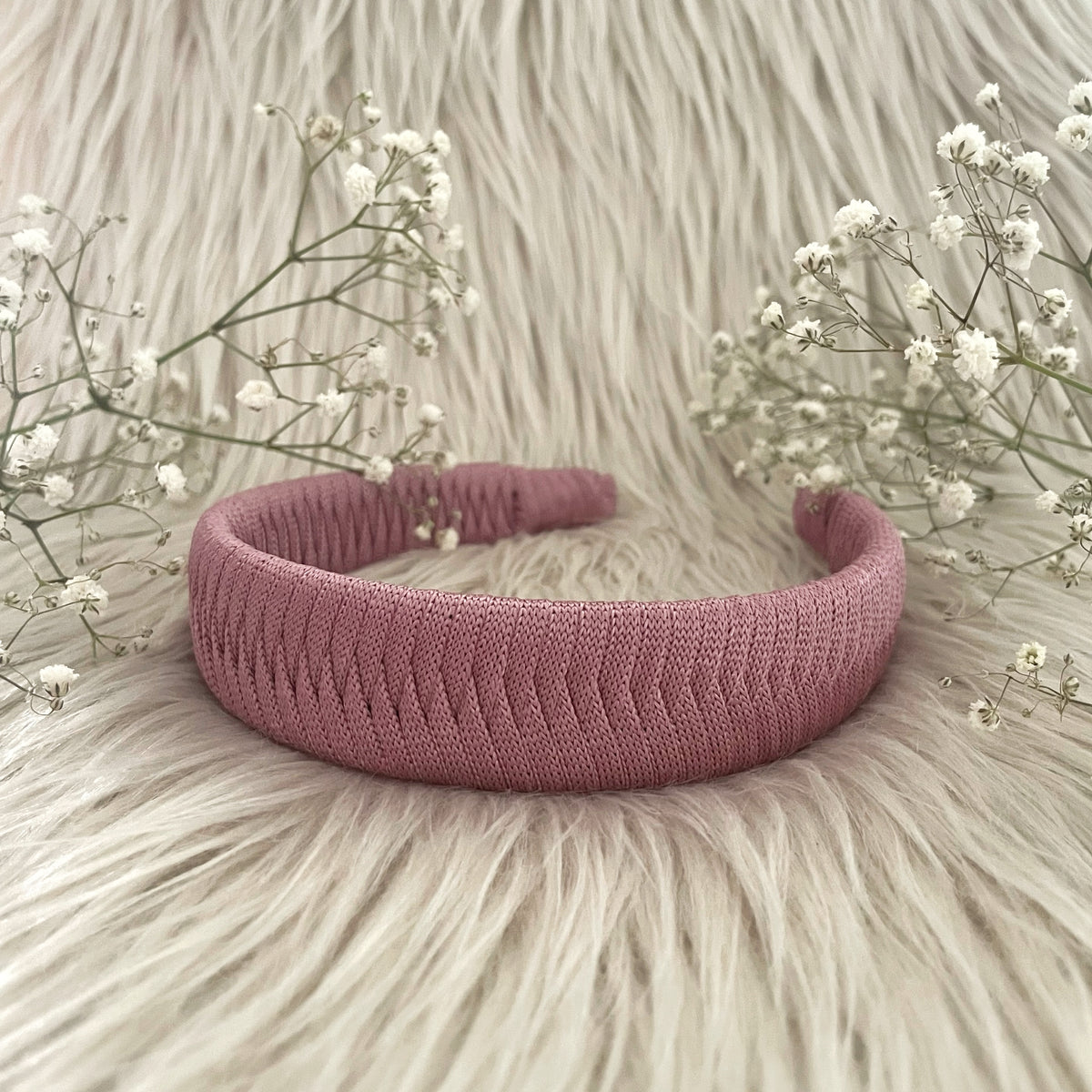 Leveä purppurainen hiuspanta