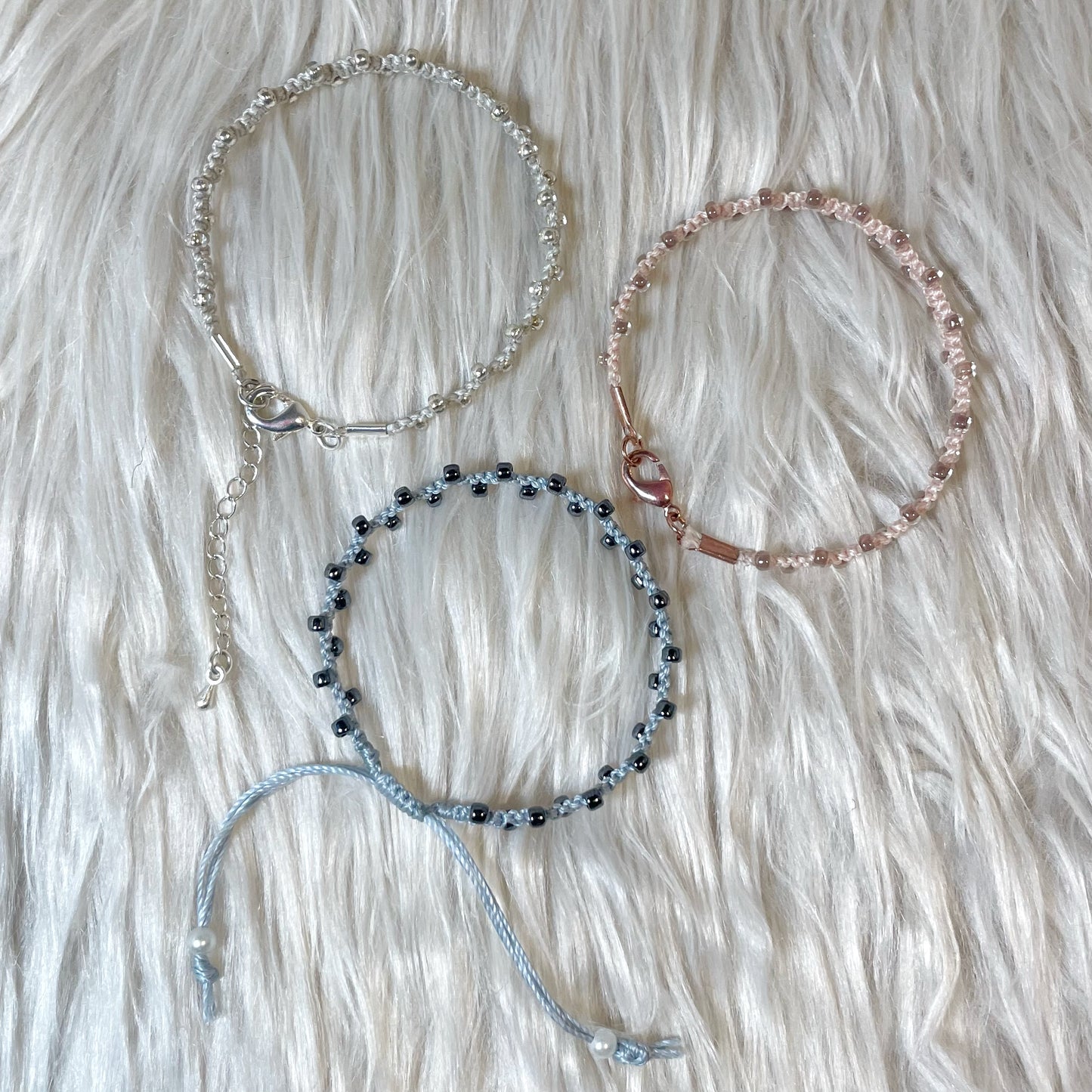 Persikka rannekoru tummilla helmillä