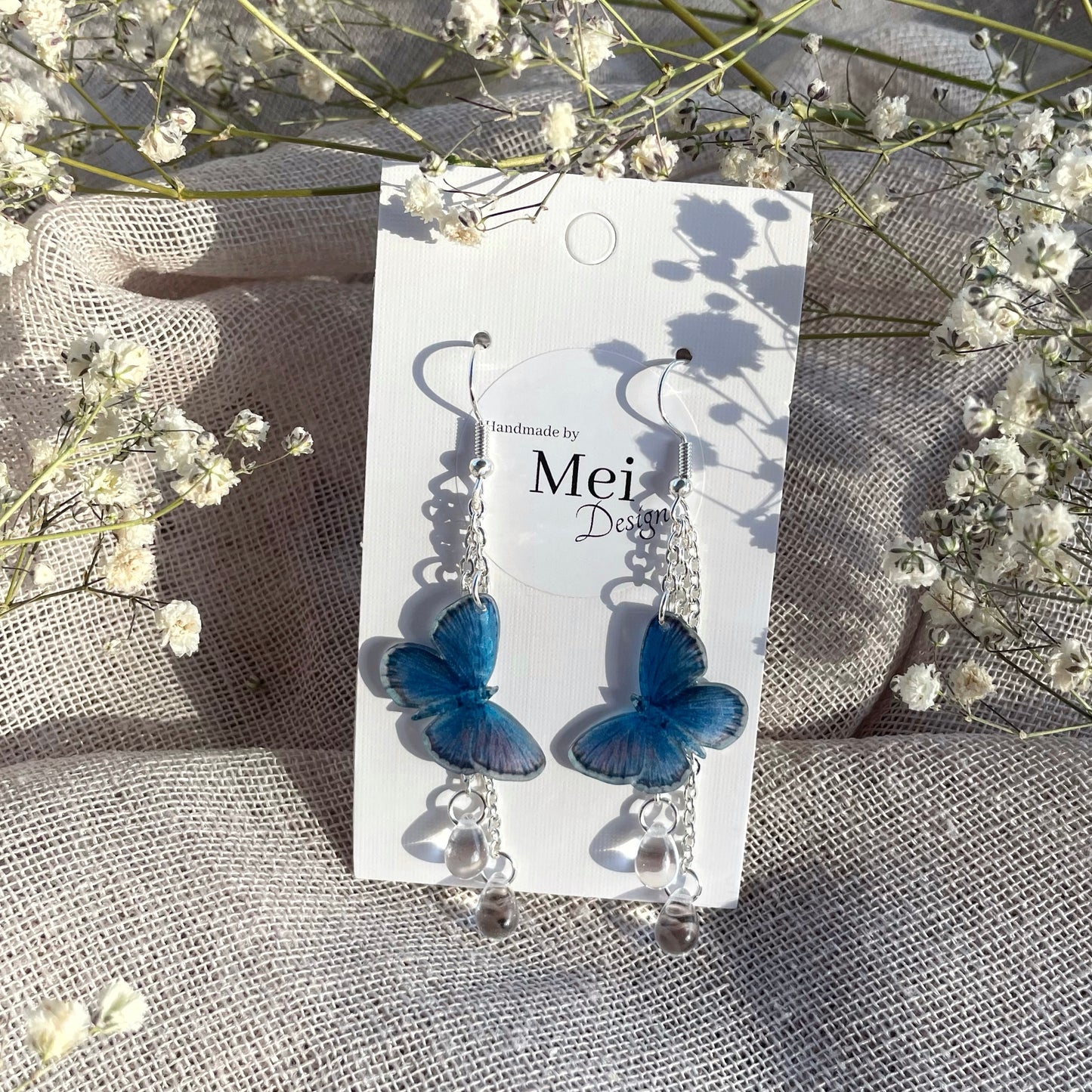 Kangassinisiipi-korvakorut helmillä