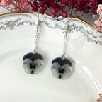 Orvokki-korvakorut ketjulla