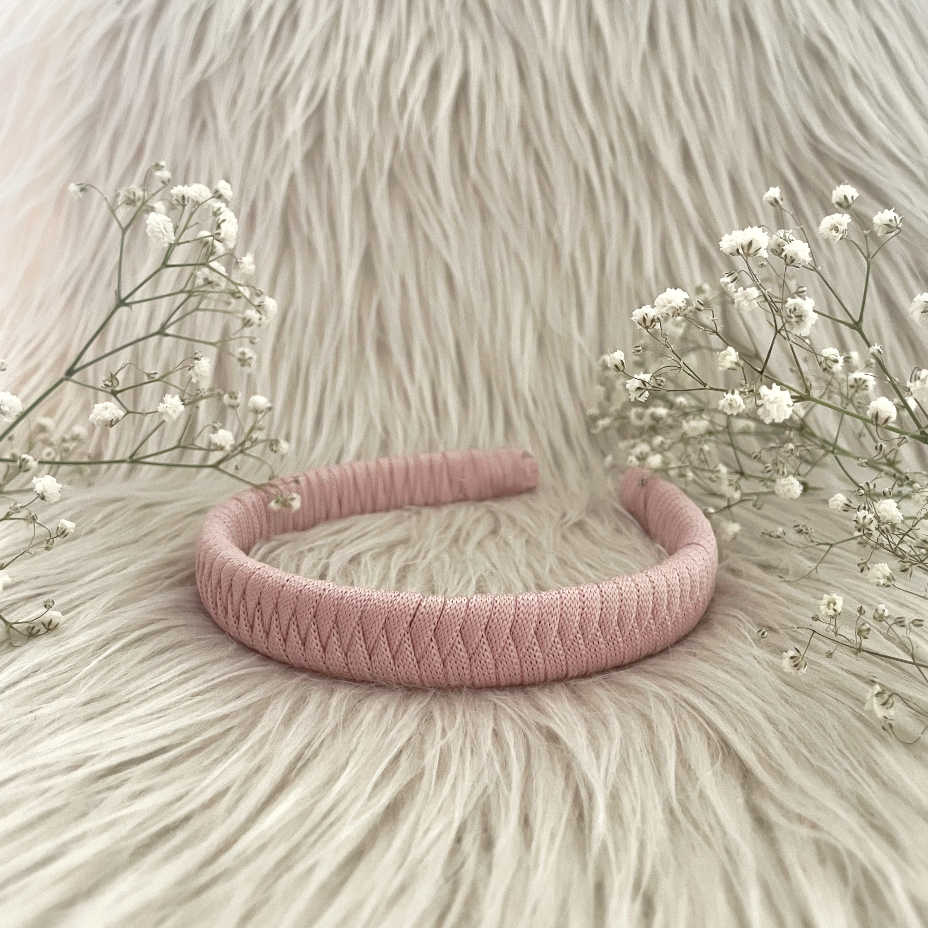 Kapea vaaleanpunainen hiuspanta