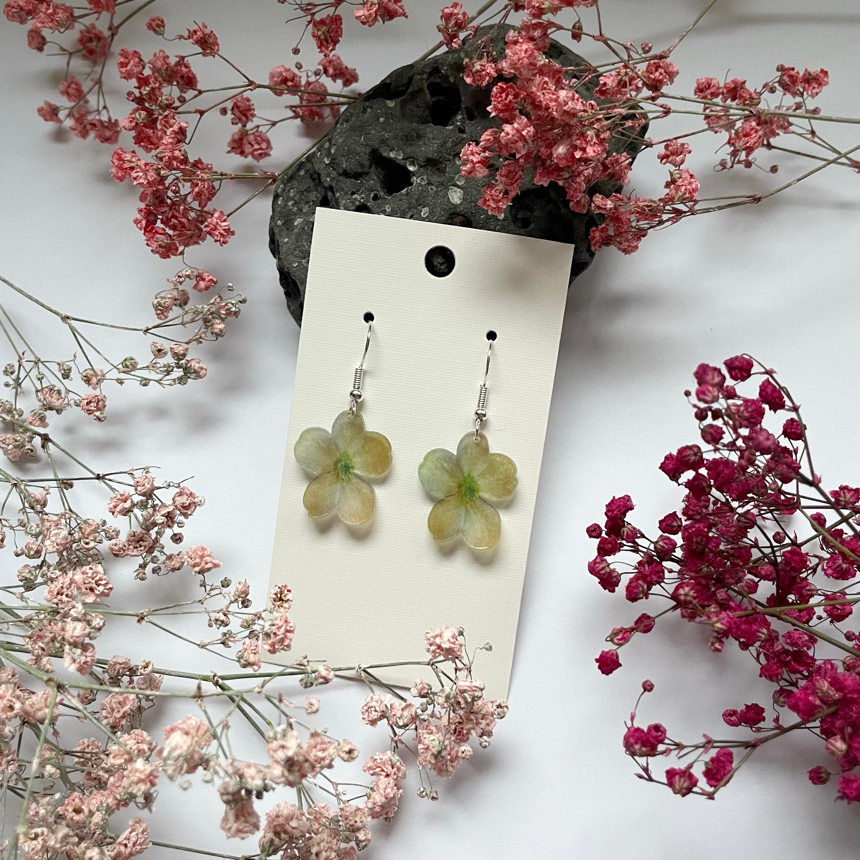 Jouluruusu-korvakorut koukuilla