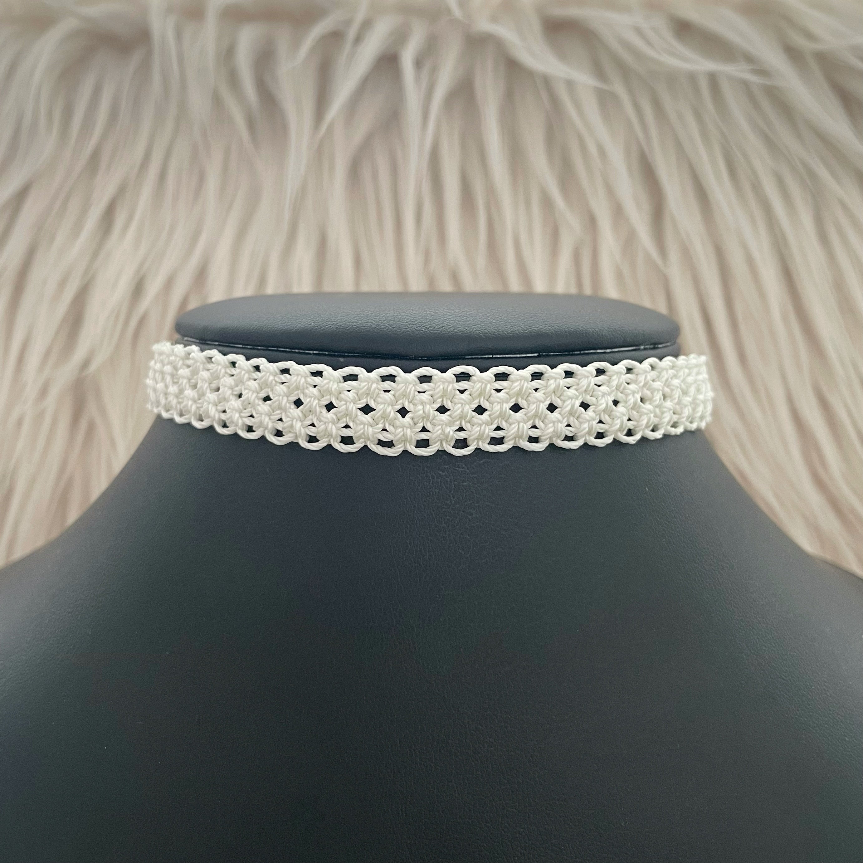 Valkoinen choker