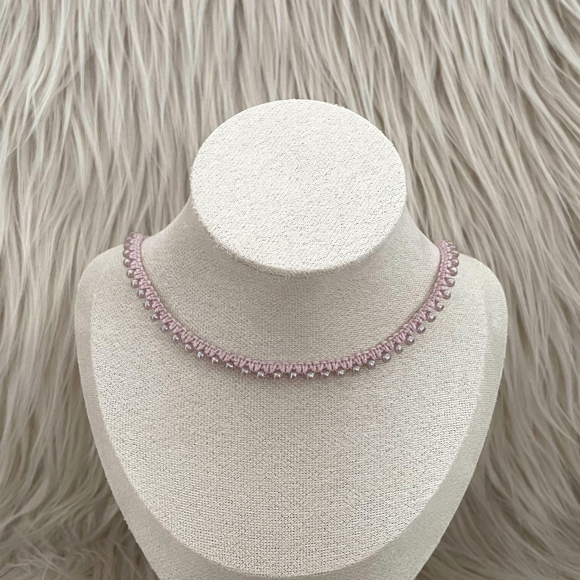 Vaaleanpunainen kaulakoru