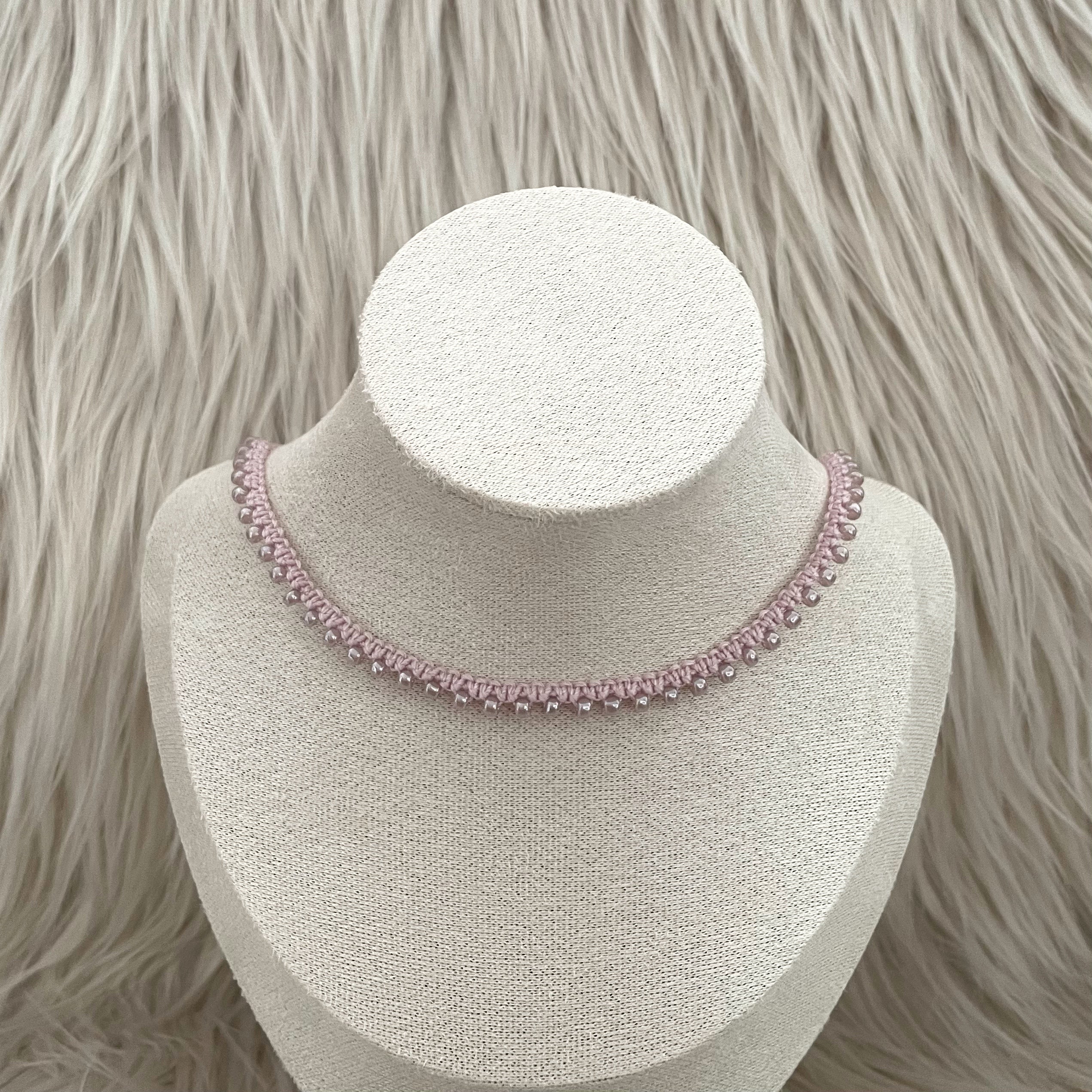 Vaaleanpunainen kaulakoru