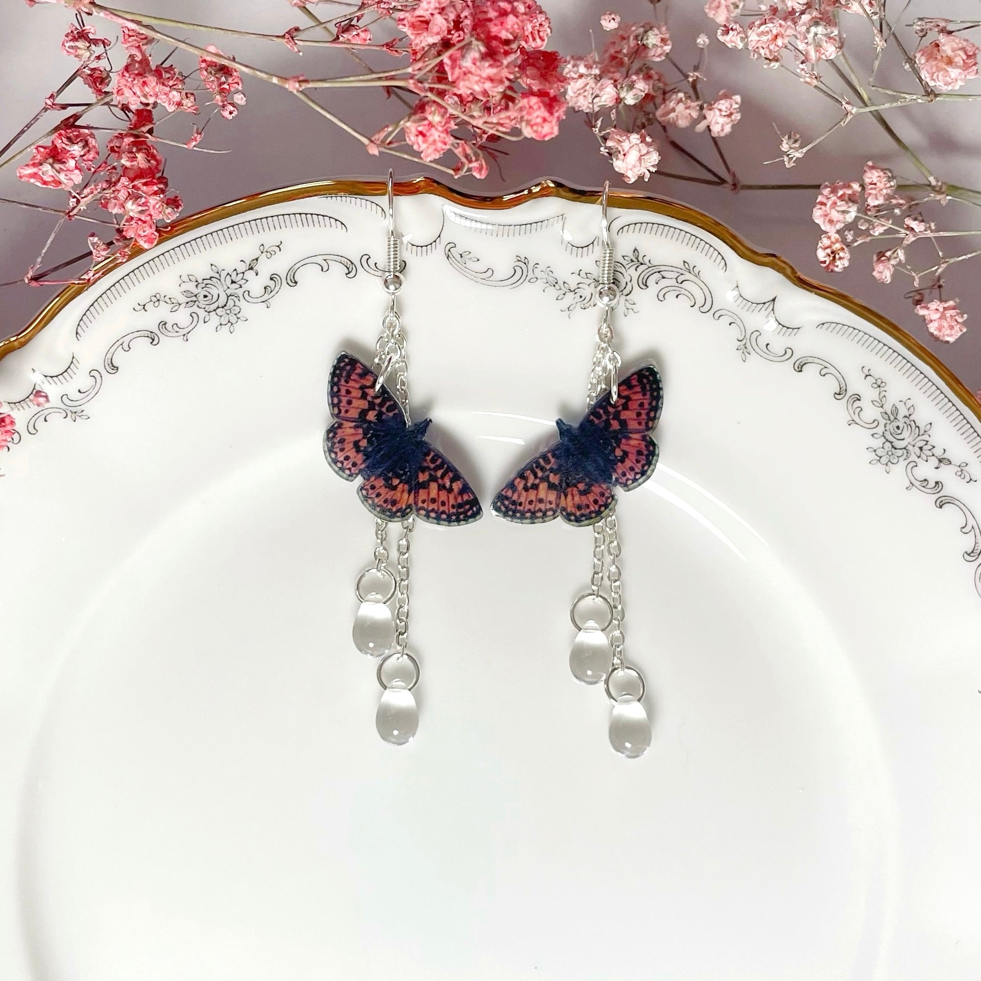 Niittyhopeatäplät helmillä