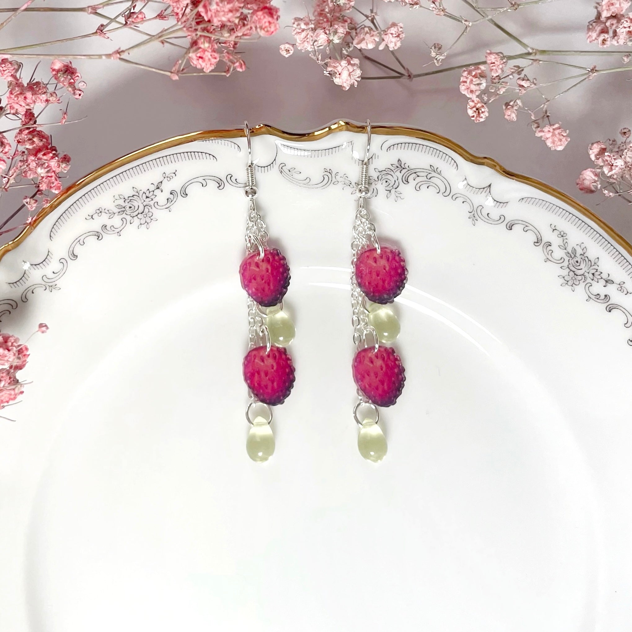 Metsämansikka-korvakorut