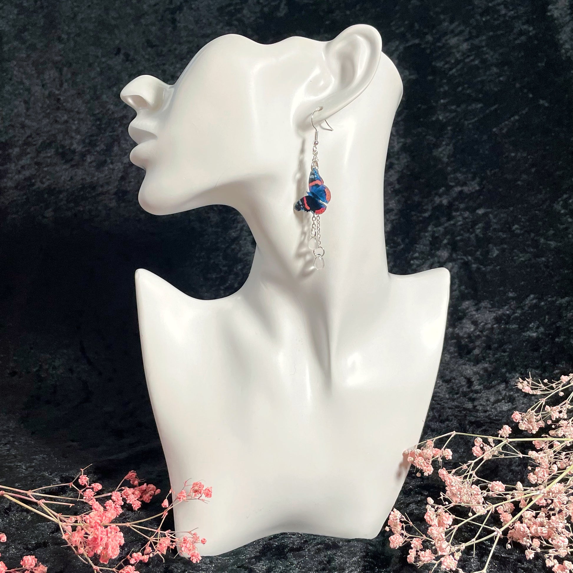 Amiraaliperhoset helmillä