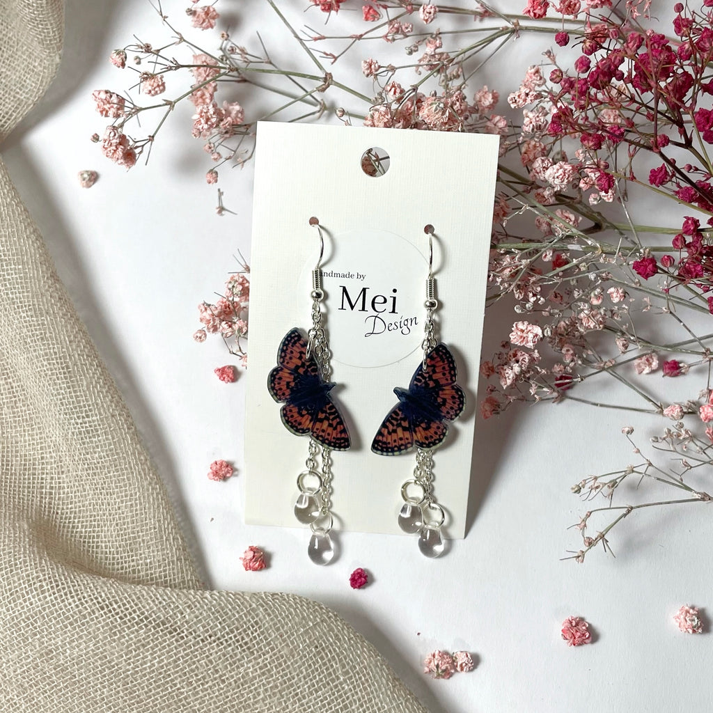 Niittyhopeatäplä-korvakorut helmillä