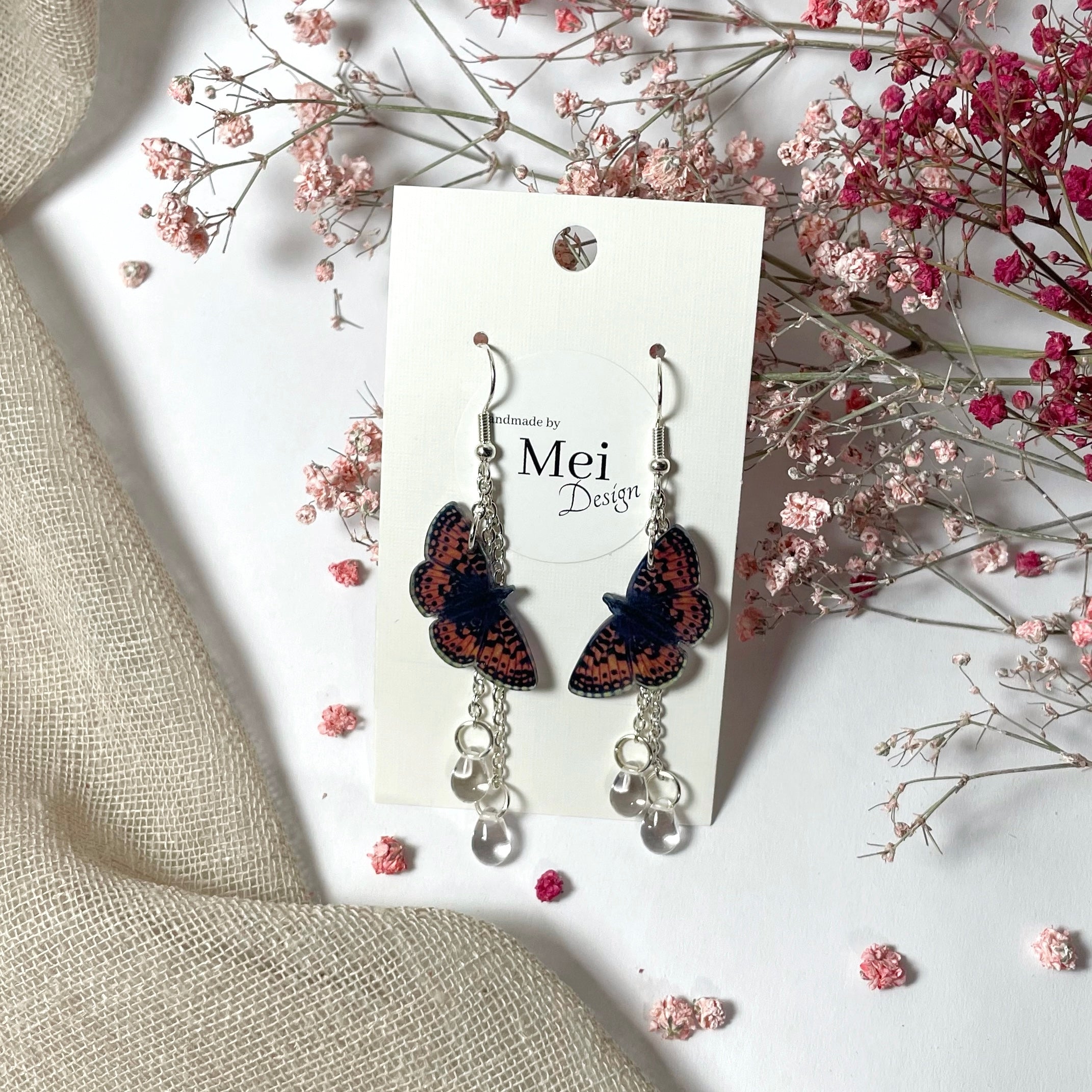 Niittyhopeatäplä-korvakorut helmillä