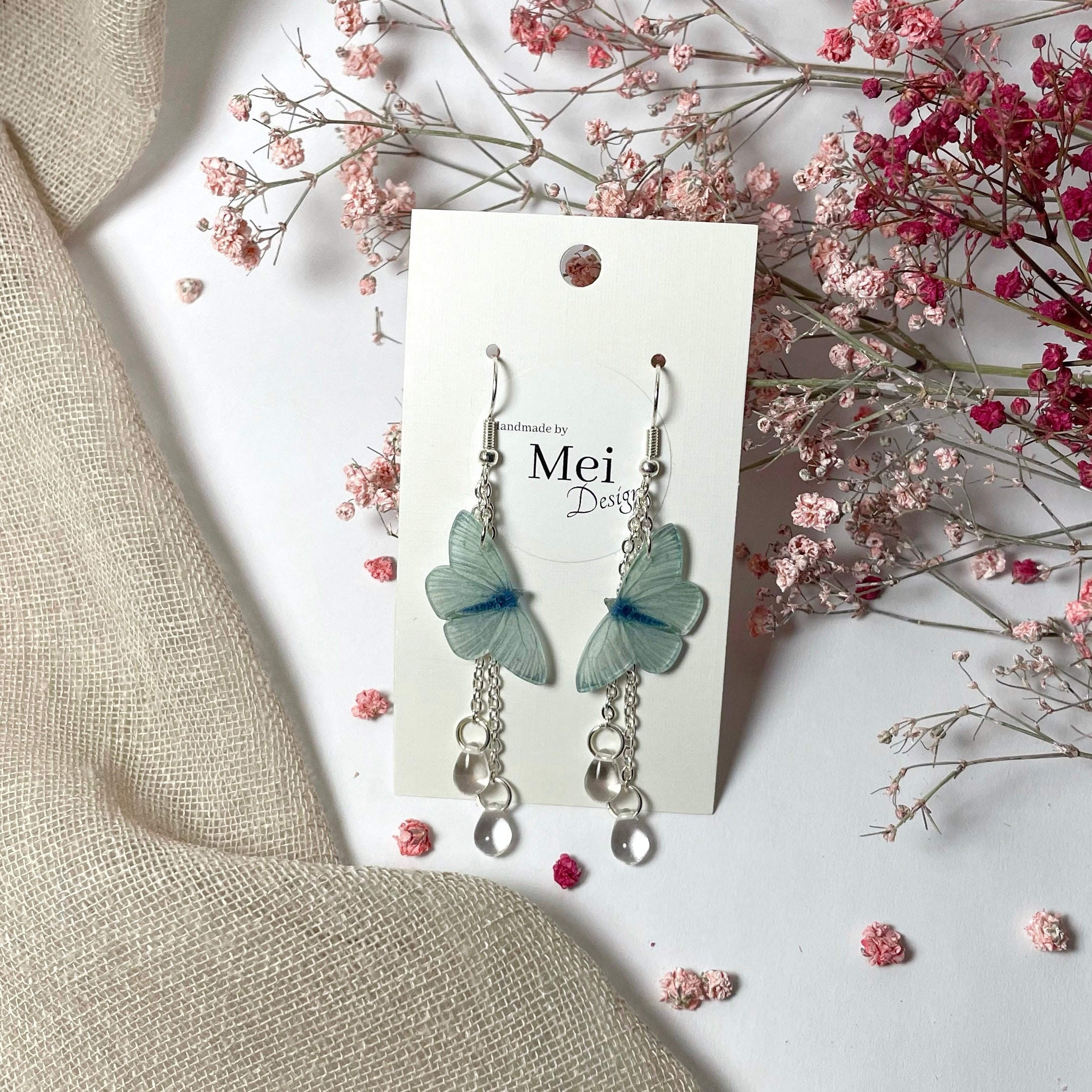 Lanttuperhonen-korvakorut helmillä