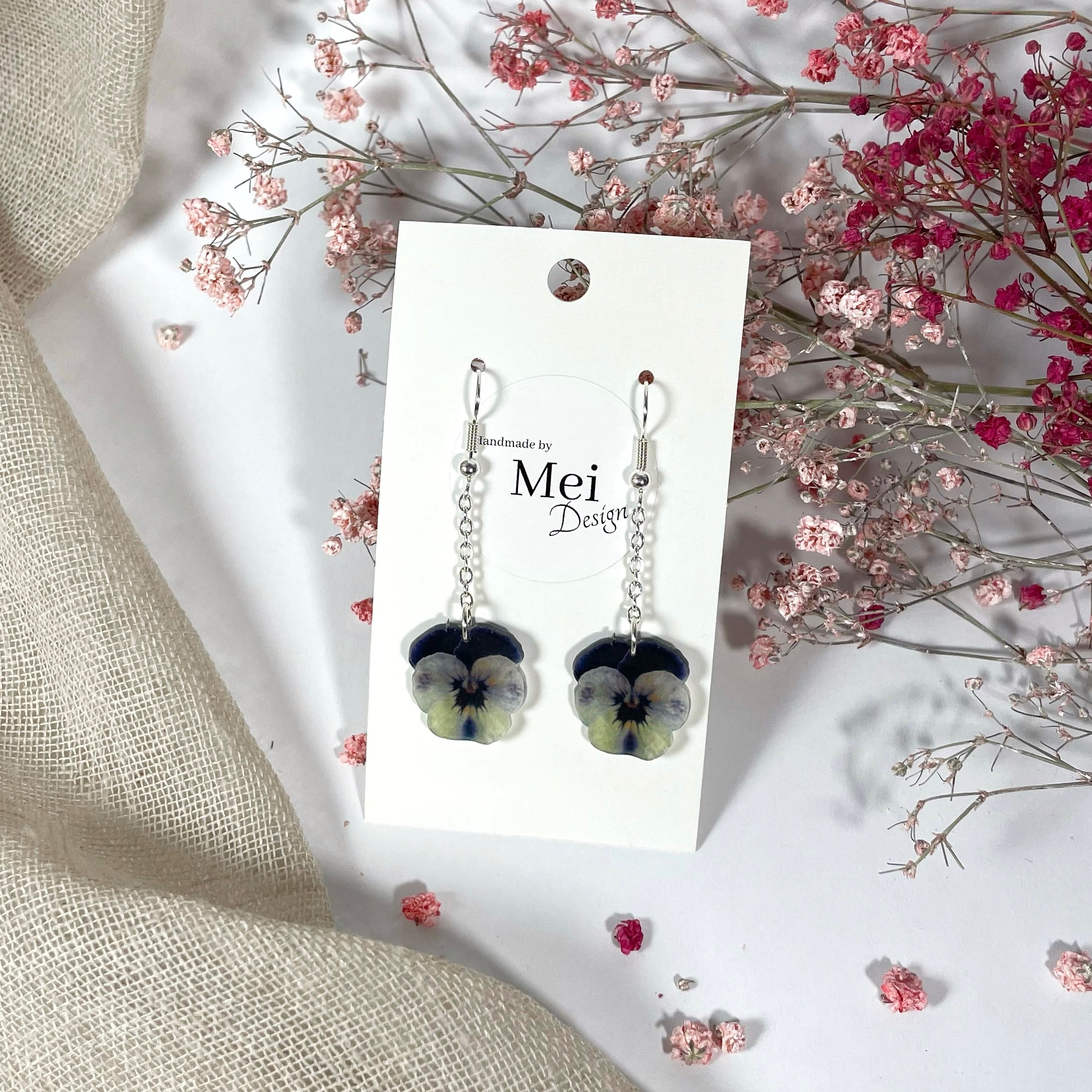 Orvokki-korvakorut ketjulla