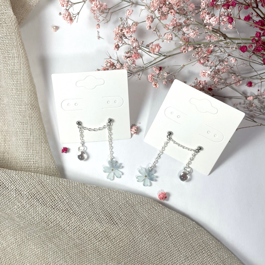 Vaaleat sammalleimu-korvakorut kahdelle reiälle