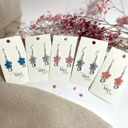 Lemmikki-korvakorut väriä heijastavalla helmellä