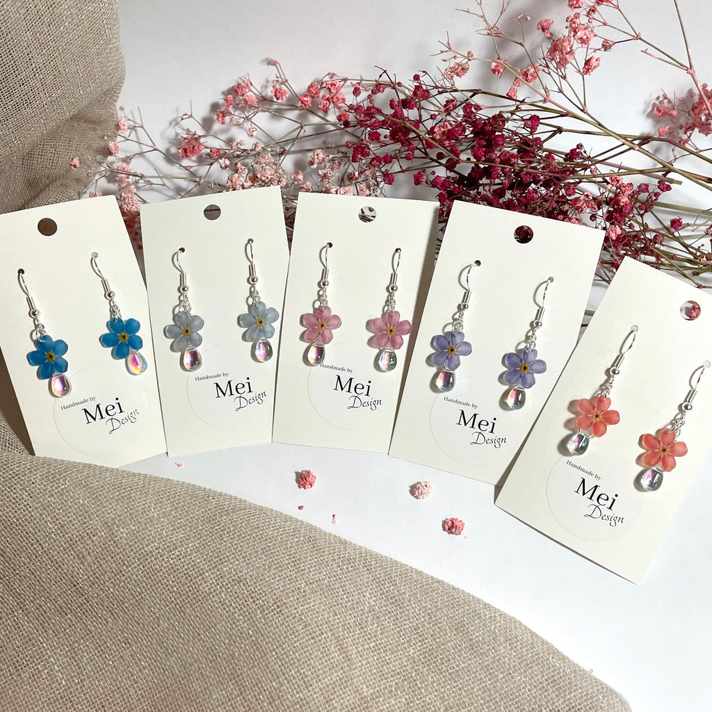 Lemmikki-korvakorut väriä heijastavalla helmellä