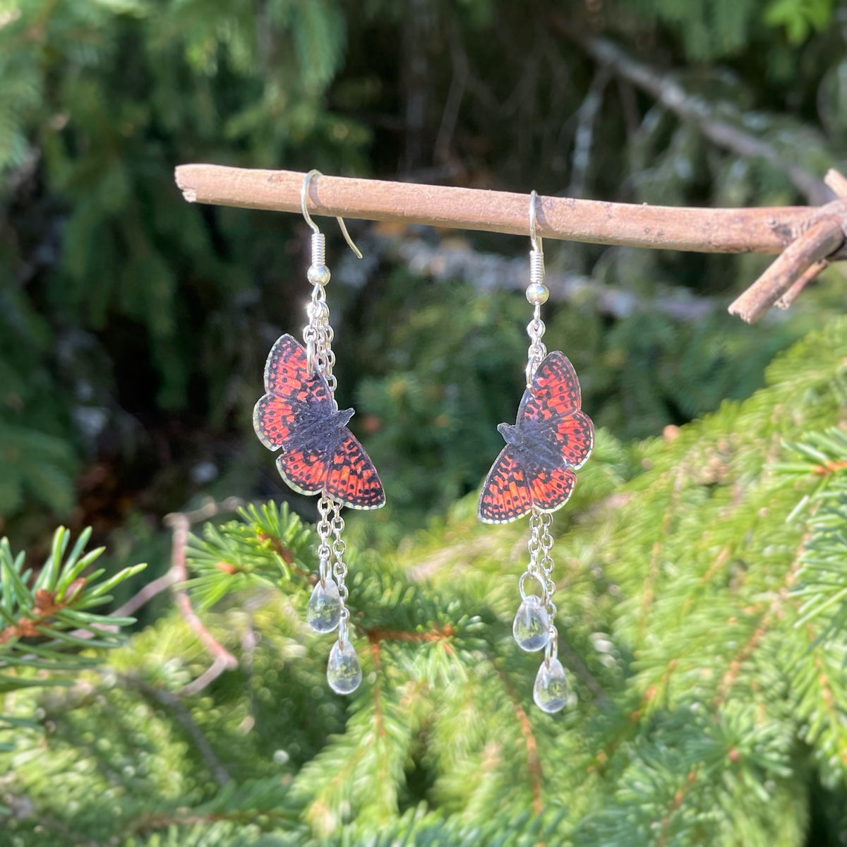 Niittyhopeatäplät helmillä