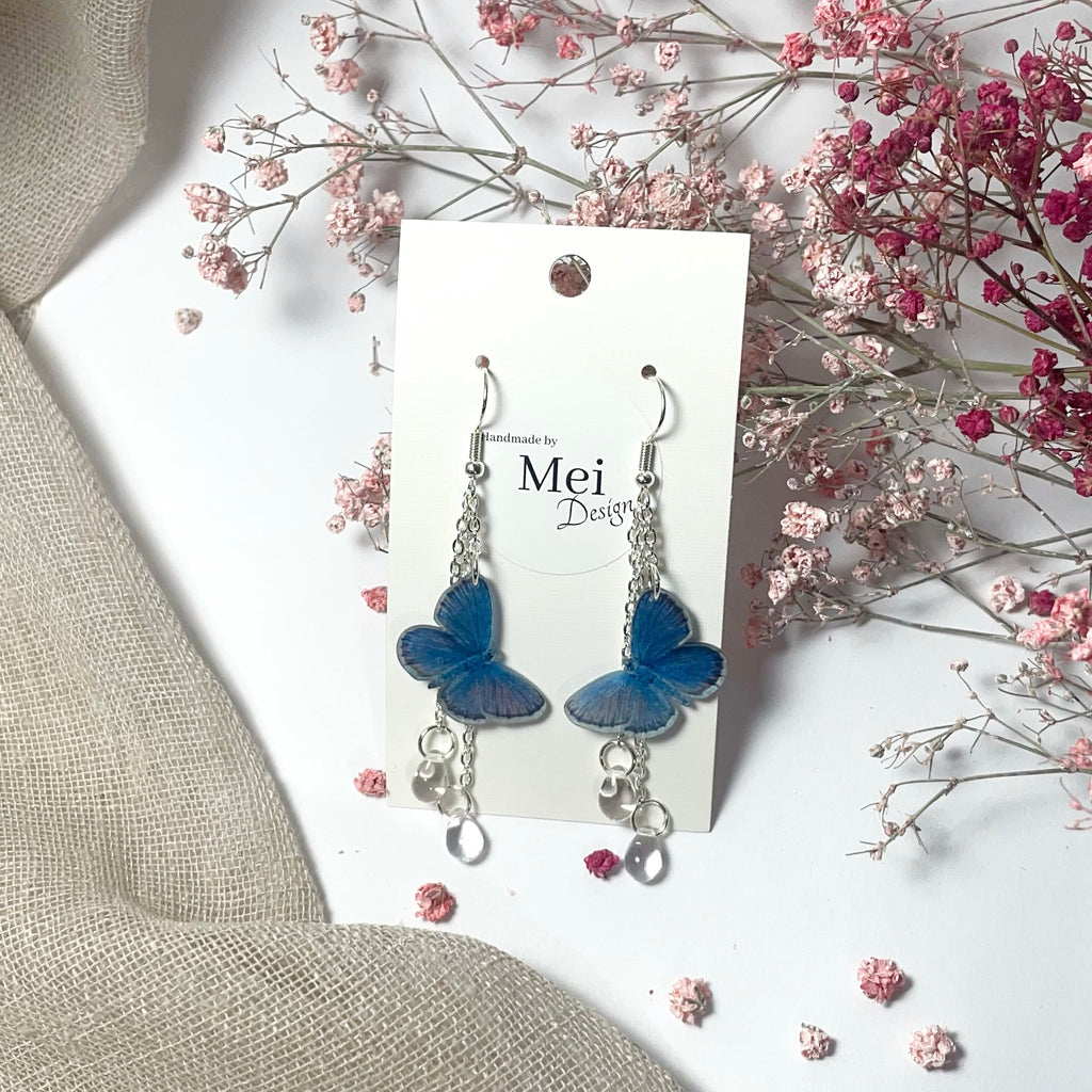 Kangassinisiipi-korvakorut helmillä