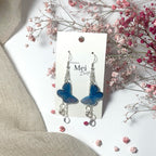 Kangassinisiipi-korvakorut helmillä