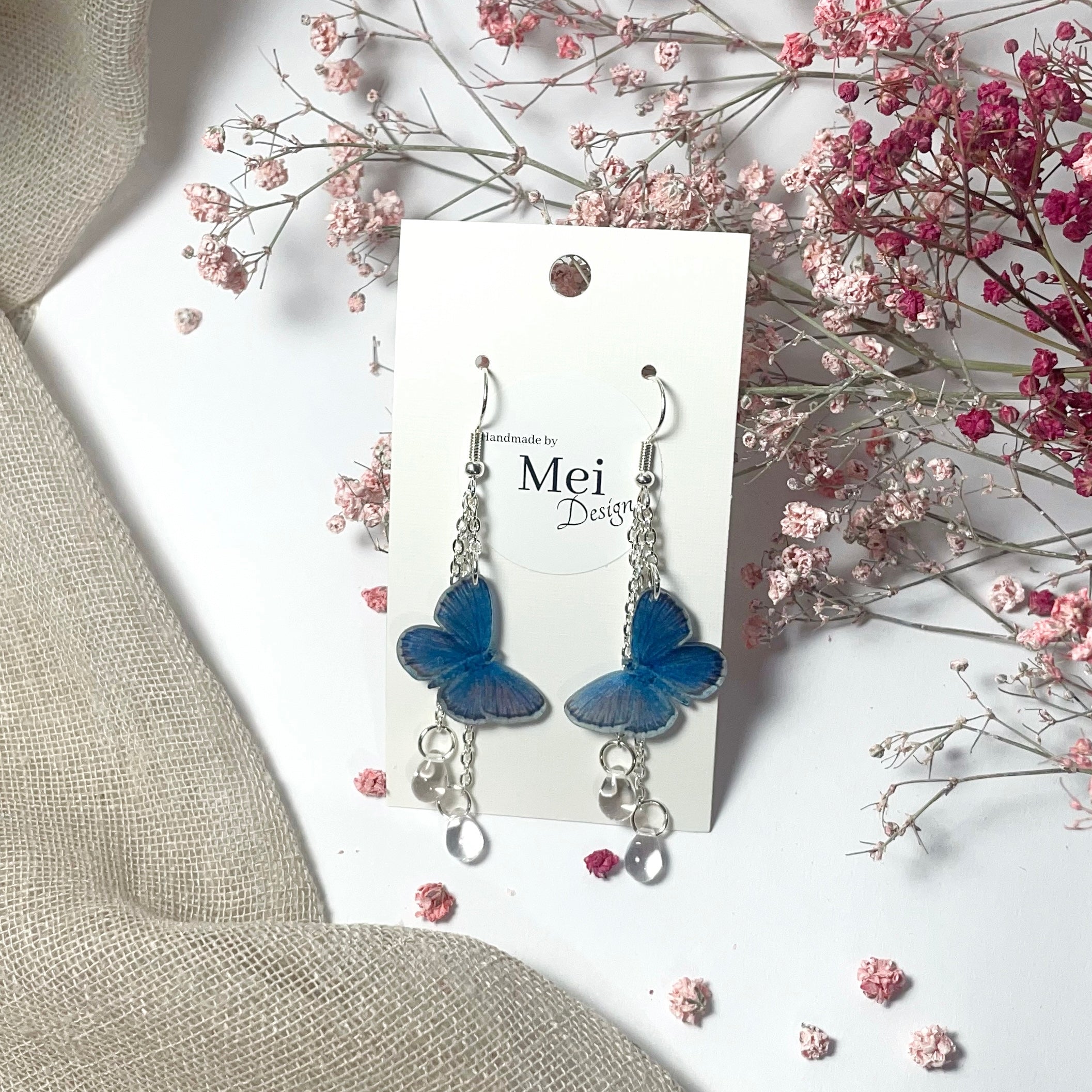 Kangassinisiipi-korvakorut helmillä