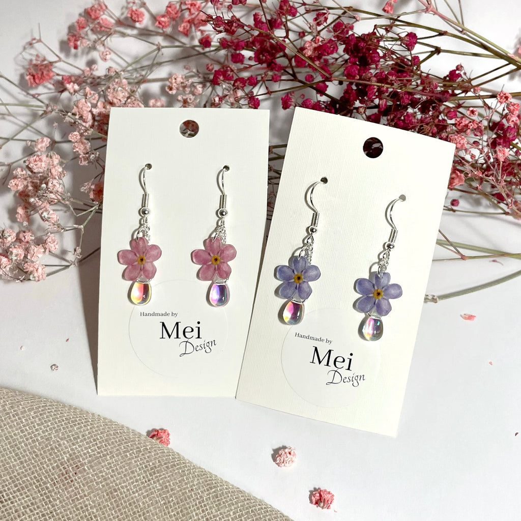 Lemmikki-korvakorut väriä heijastavalla helmellä