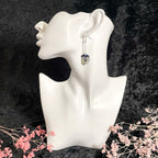 Orvokki-korvakorut ketjulla