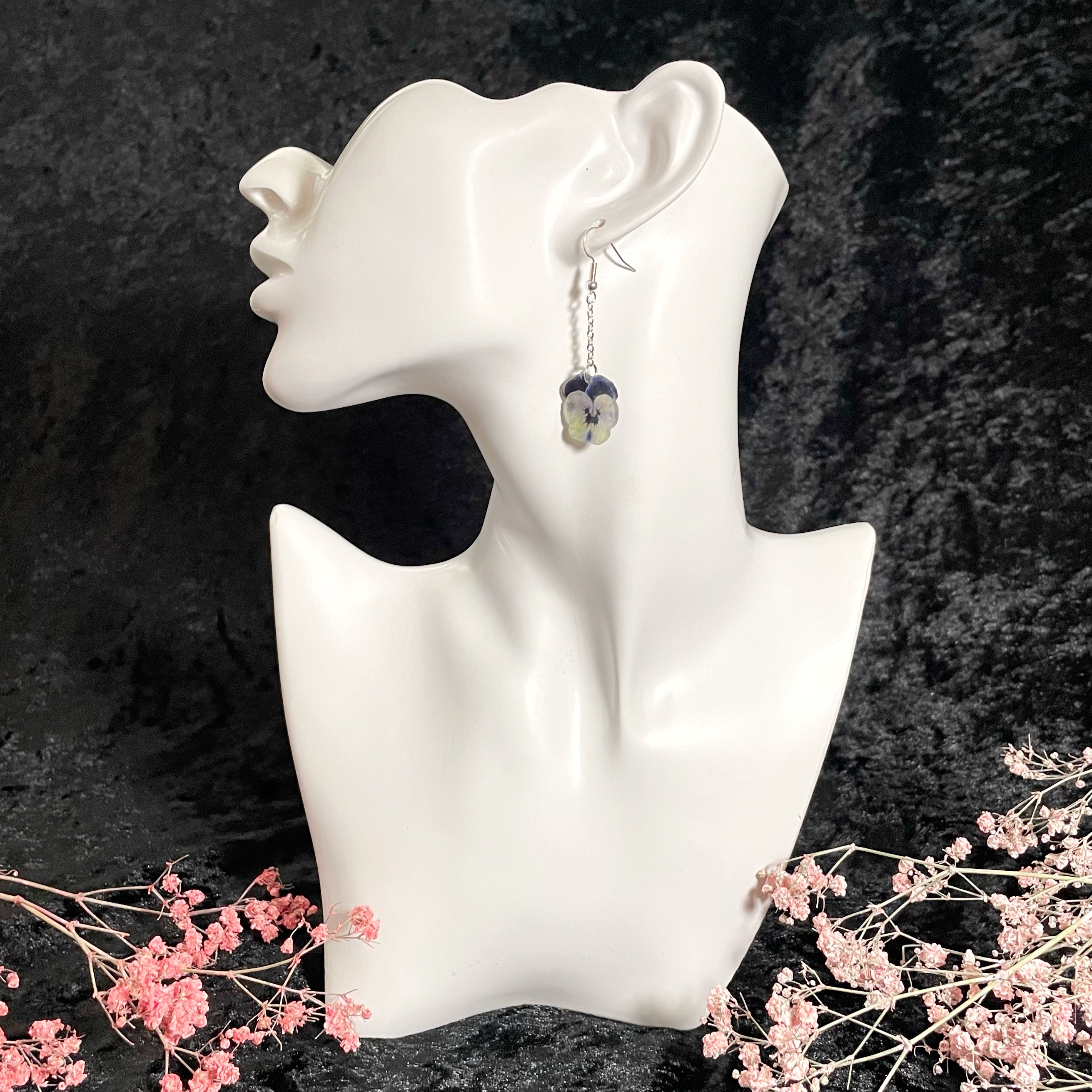 Orvokki-korvakorut ketjulla