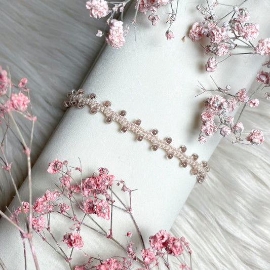 Persikka rannekoru tummilla helmillä