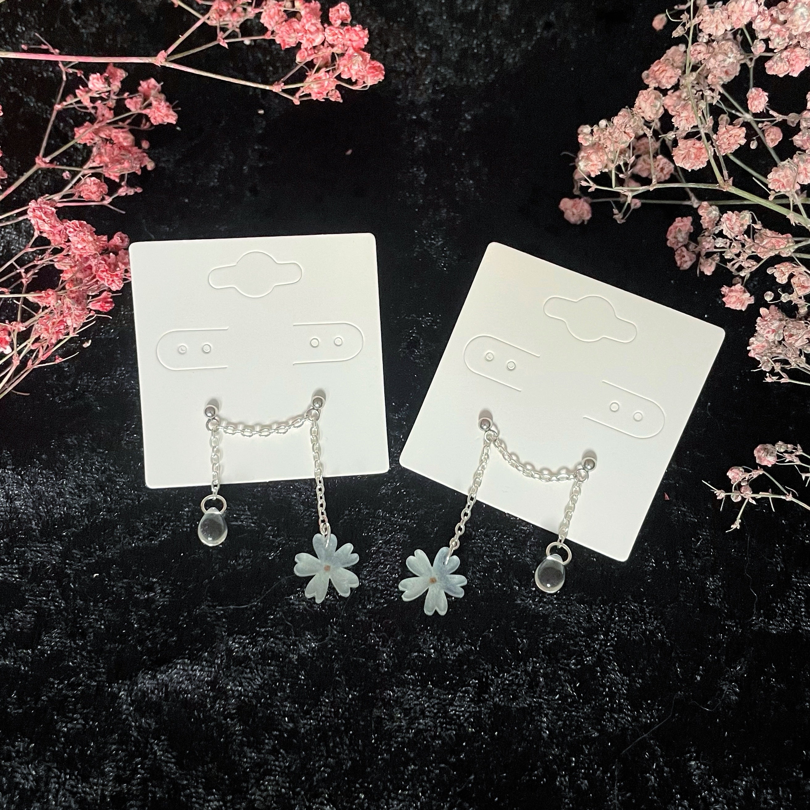 Vaaleat sammalleimu-korvakorut kahdelle reiälle