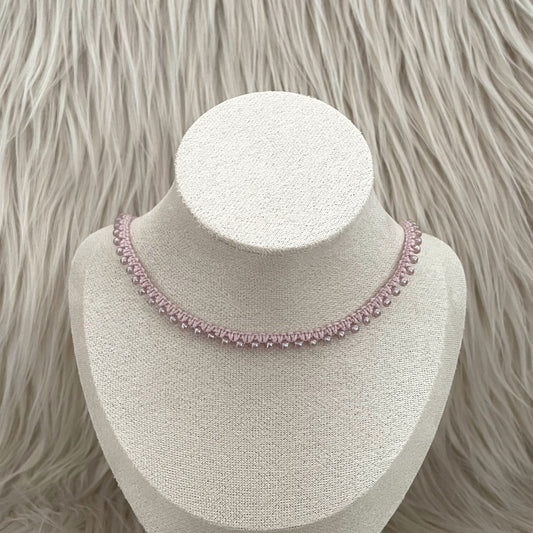 Vaaleanpunainen kaulakoru