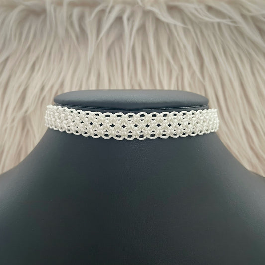 Valkoinen choker